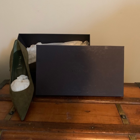 Prada beautiful velvet kitten heels. Excellent $$ - Picture 2 of 8